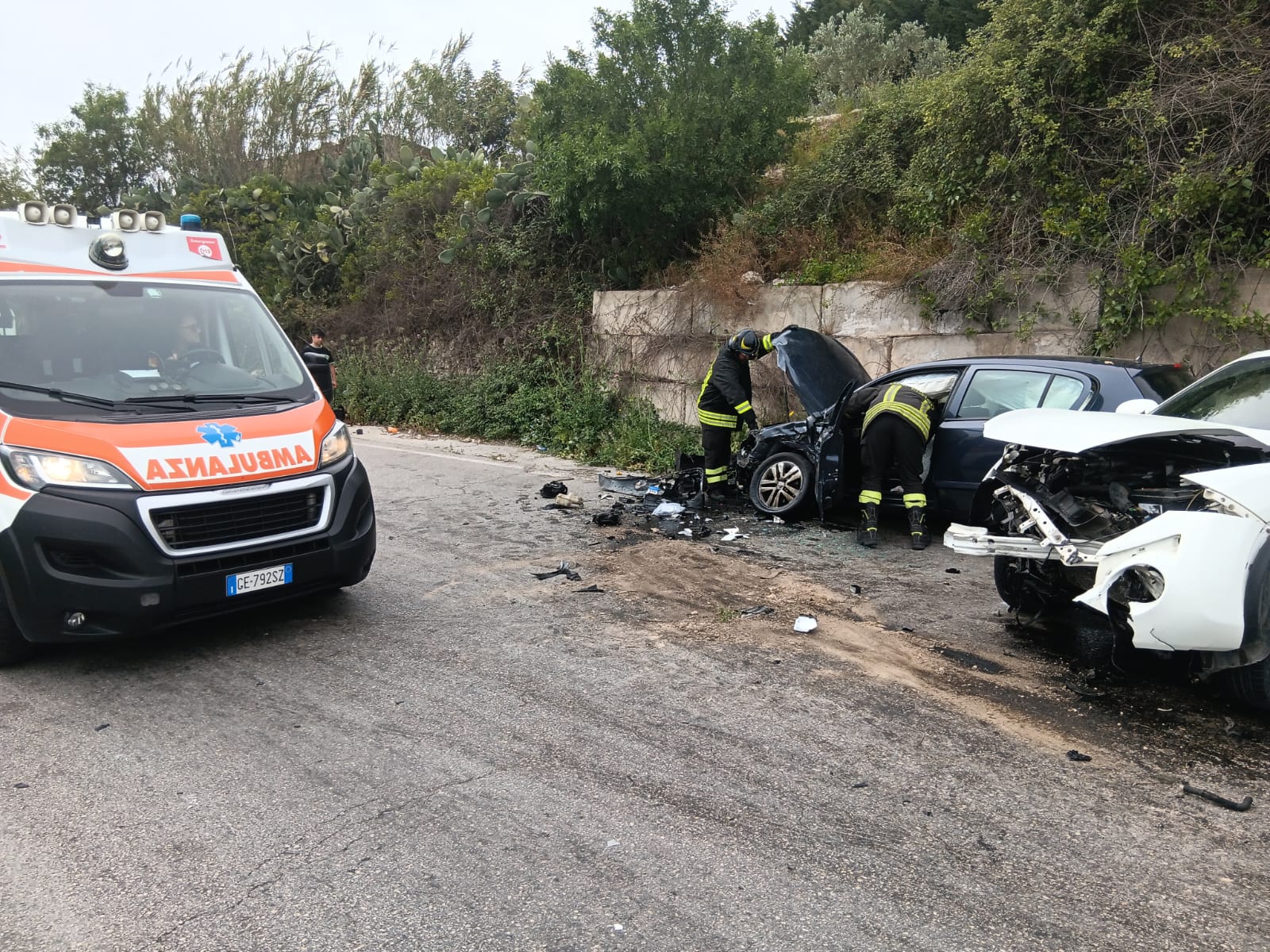 Ennesimo incidente: schianto vicino Vittoria, 4 feriti, uno incastrato tra le lamiere