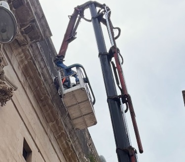 Intervento sulla sommità del Municipio di Scicli. Messa in sicurezza la parte del distacco