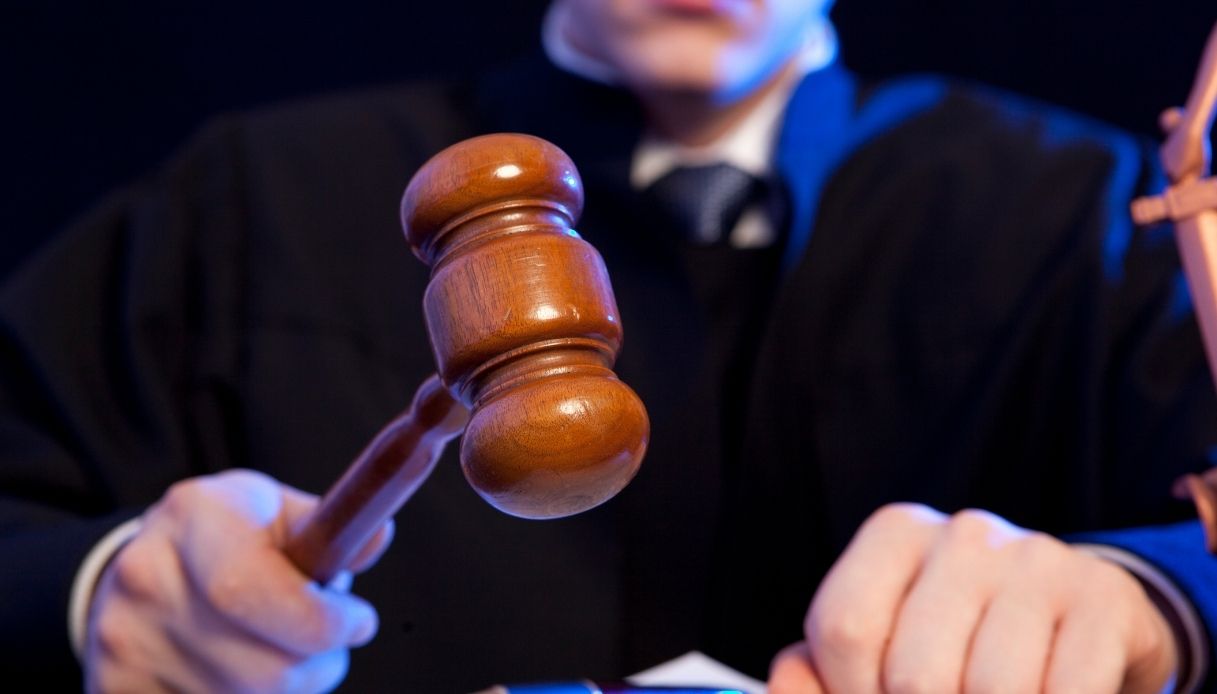 Pugno contro il rapinatore armato: il coraggio del benzinaio e la condanna del Tribunale
