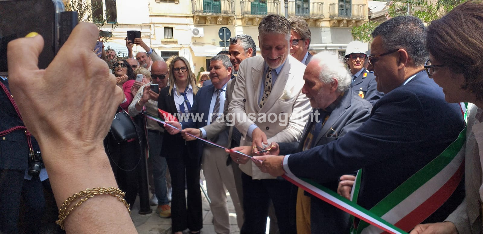 Il ministro Giuli ha inaugurato il Museo d’arte Contemporanea del Carmine a Scicli. “L’opera delle formiche” di Isgrò è la mostra d’apertura