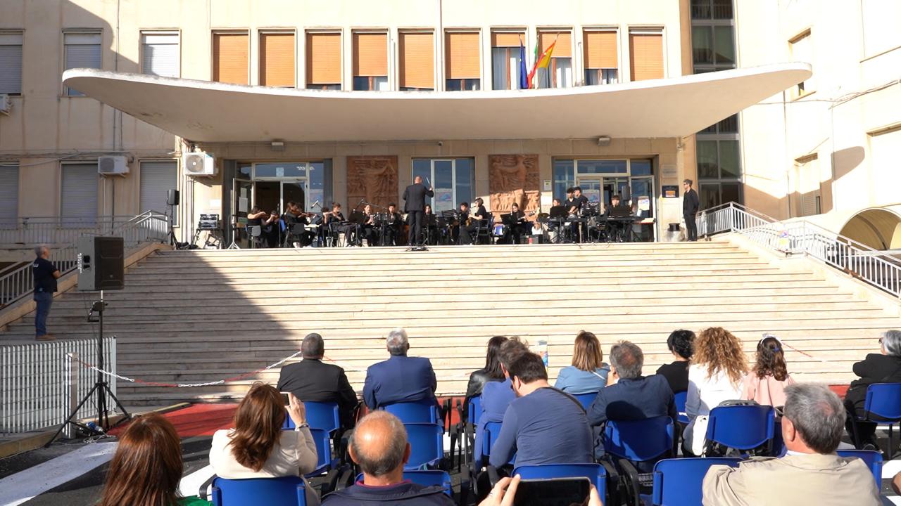 Note di speranza tra i reparti: gli studenti del Carducci portano la musica all’ospedale di Vittoria