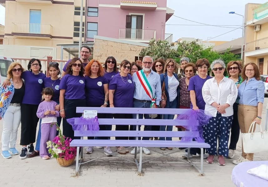 Fibromialgia: una panchina viola a Donnalucata