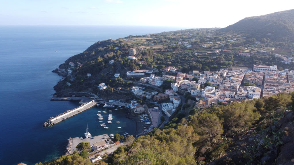 Dal cuore della Sicilia al blu di Ustica: il Trofeo Kalat stringe un patto con il Giro Podistico dell’isola