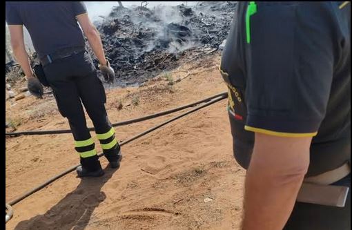 Fumarola? Forse no, ma l’incendio resta: fiamme in un terreno a Vittoria