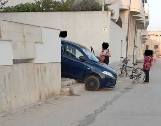 Donnalucata, auto giù per le scale sul lungomare: paura ma nessun ferito
