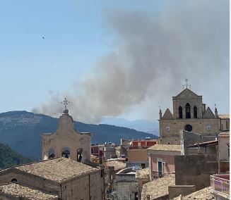 Monte Casasia in fiamme da tre giorni: sarebbero già 40 gli ettari di bosco divorati dal fuoco