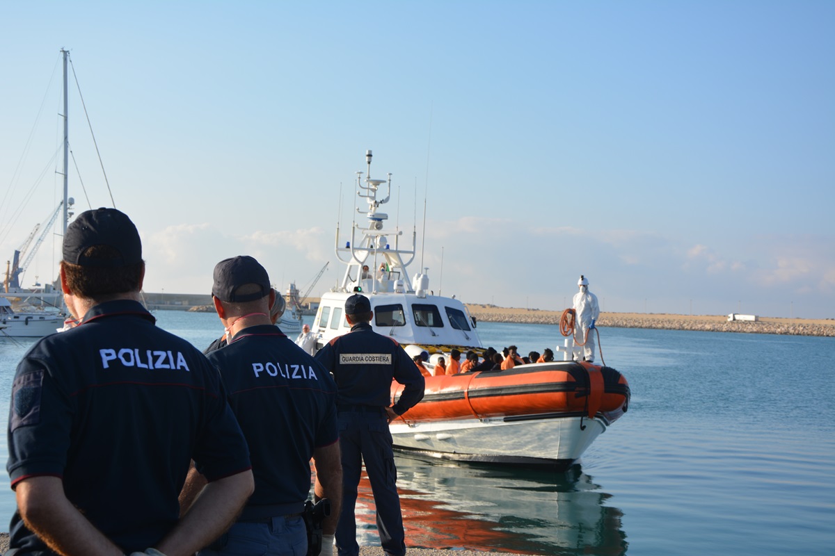 Pozzallo, sbarco di 51 migranti nella notte del 18 giugno: arrestato presunto scafista egiziano