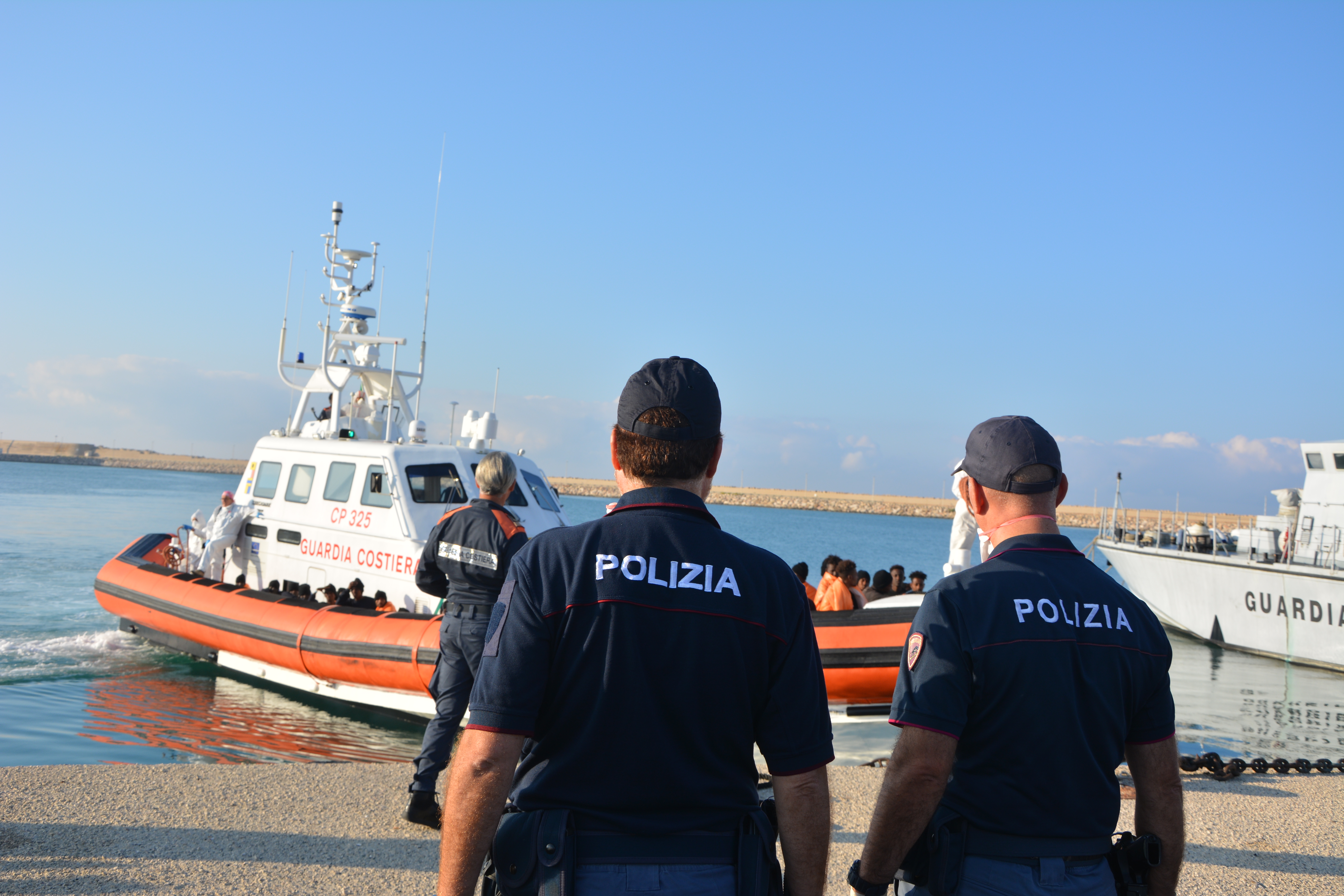 Pozzallo, fermati tre scafisti: avevano condotto 107 migranti dalla Libia