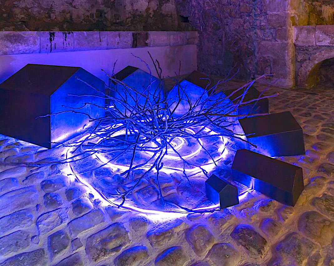 Fragile come l’anima, potente come la luce: il grido silenzioso dell’artista Sandro Bracchitta nei palazzi Unesco di Ibla