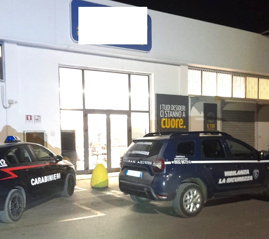 Tentano colpo al supermercato con il buco nel muro: allarme li mette in fuga