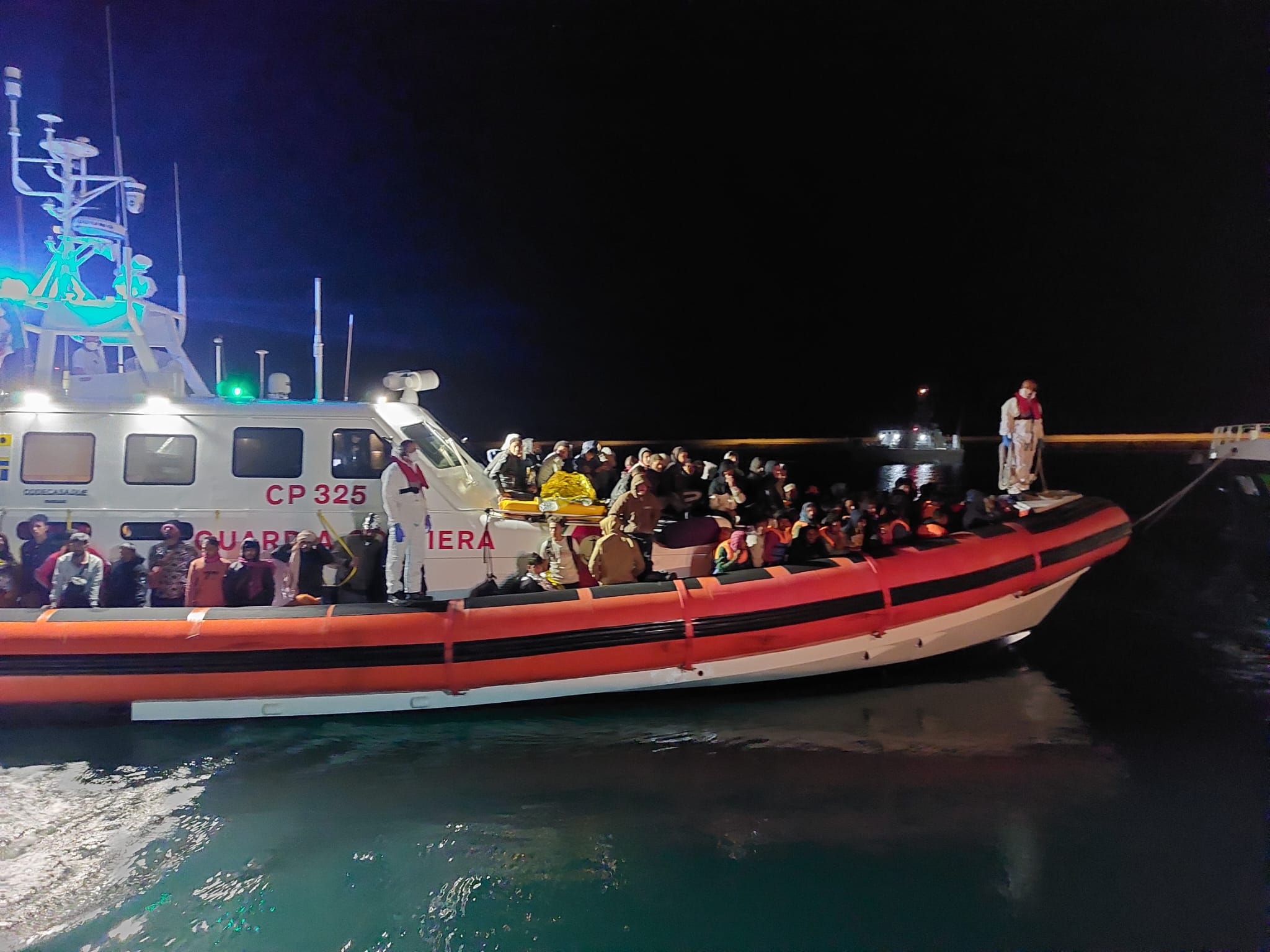 Sbarco a Pozzallo, in 107 salvati dalla Guardia costiera