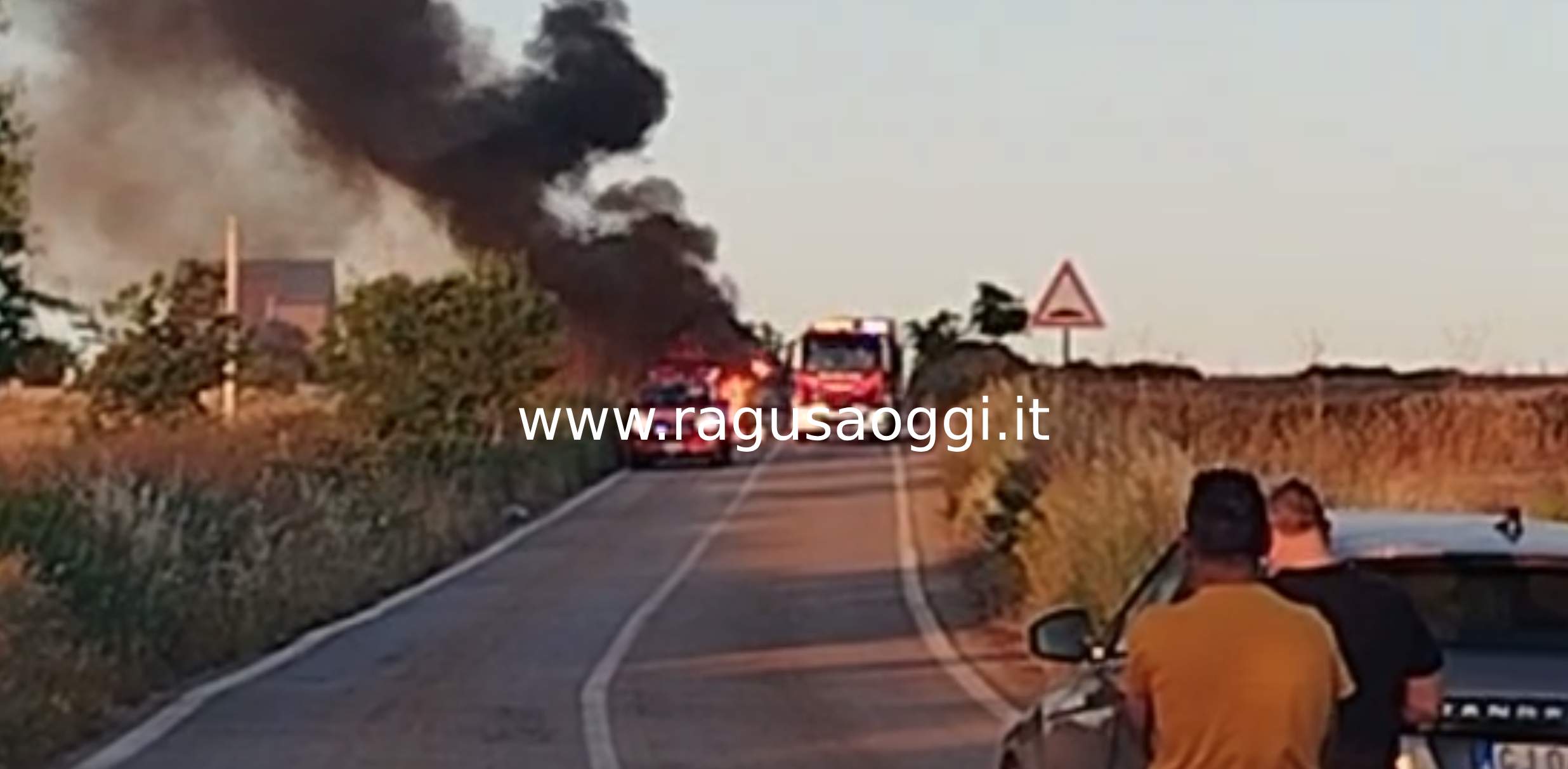 Auto in fiamme sulla strada per il Castello di Donnafugata