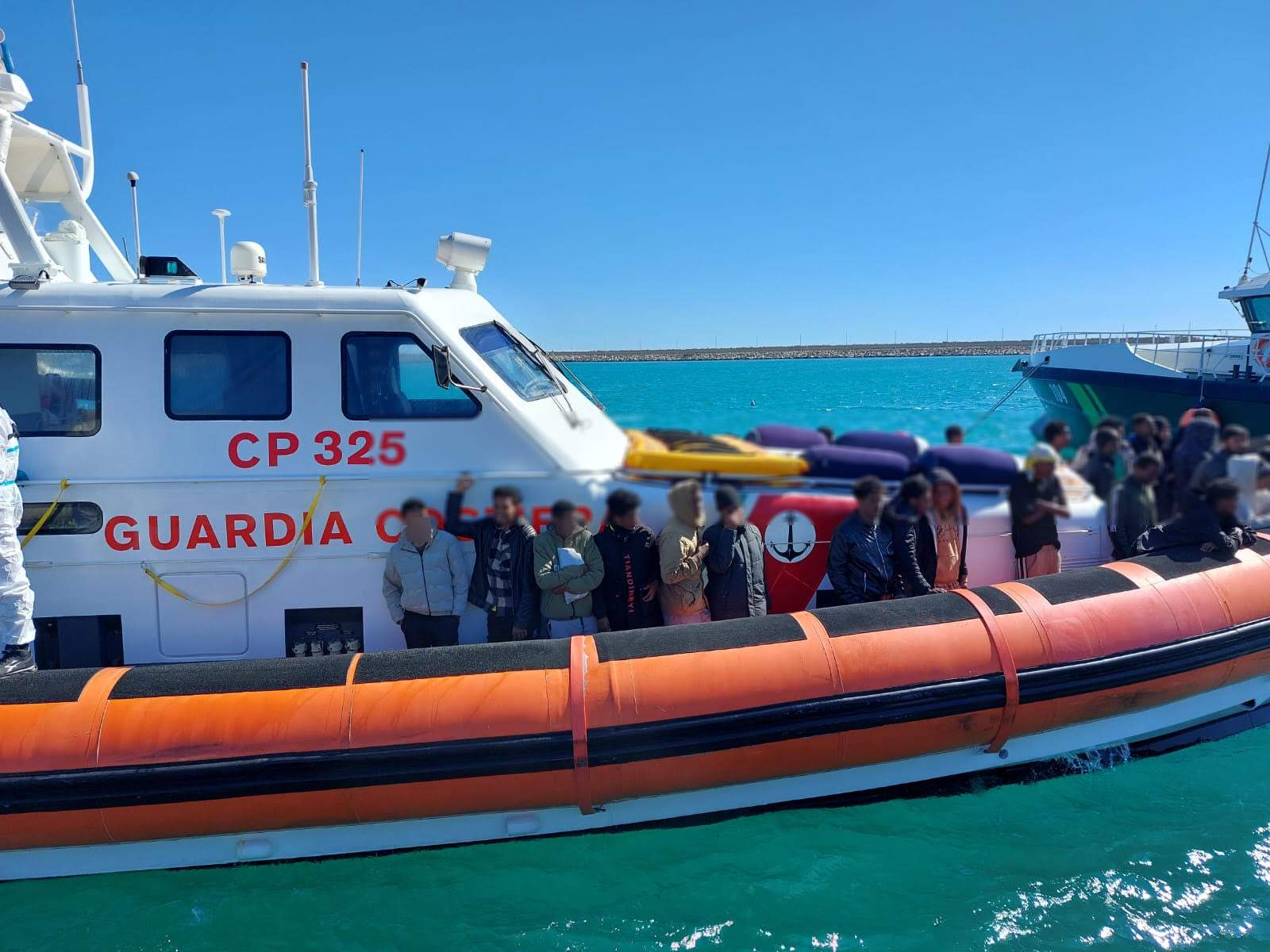 Pozzallo, lo sbarco che commuove: tra i salvati anche 28 minorenni in cerca di una nuova vita