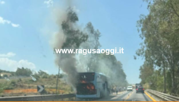 Attimi di terrore sulla Catania-Ragusa: in fiamme un bus di linea Etna Trasporti, passeggeri in salvo (VIDEO)