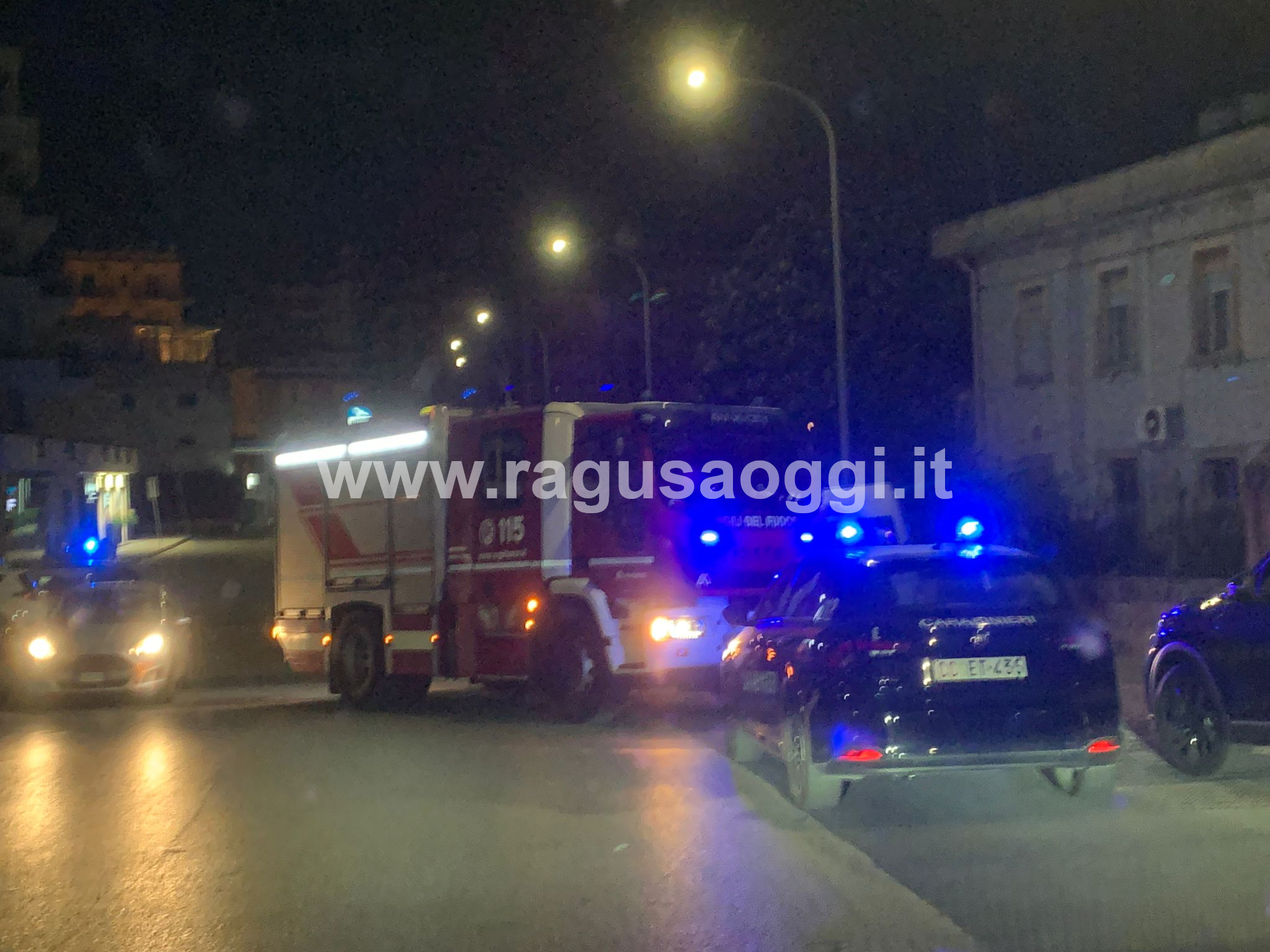 Notte di paura in via Archimede: auto si ribalta, conducente illeso per miracolo