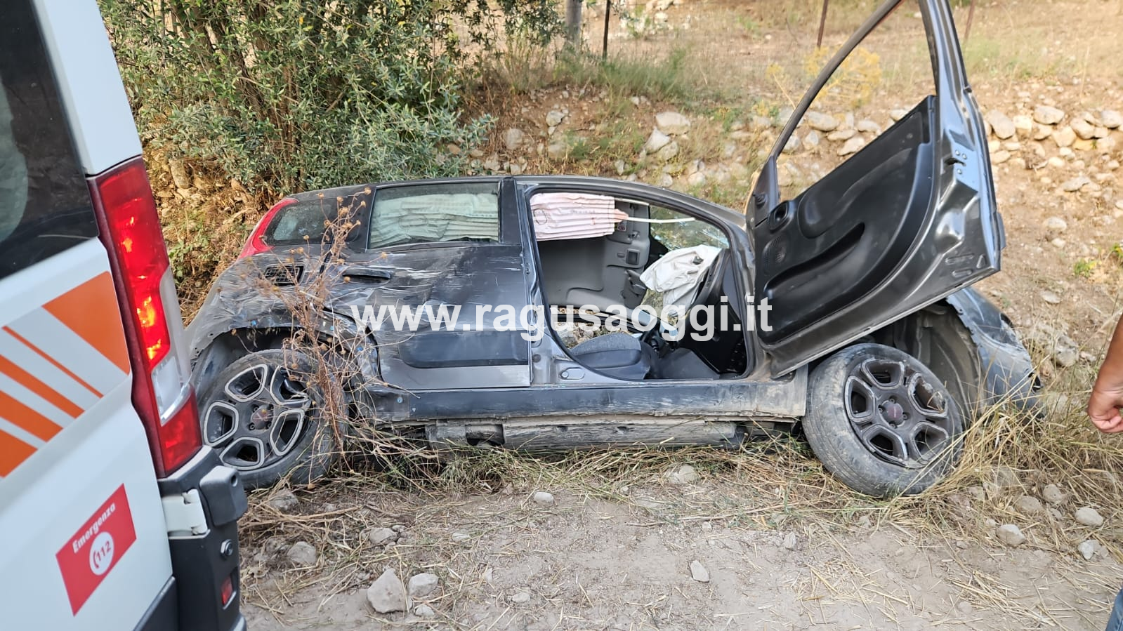 Chiaramonte, auto si ribalta SS 514:: giovane estratto dalle lamiere in codice rosso