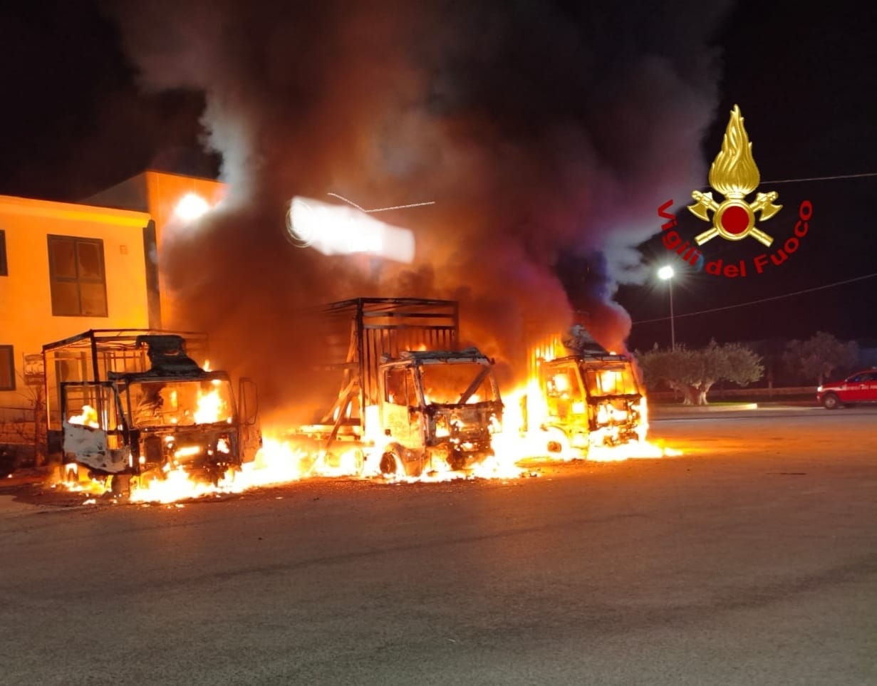 Fiamme nella notte a Vittoria: tre camion distrutti, si indaga sul dolo
