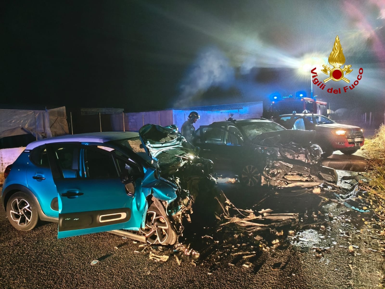 Schianto nella notte sulla SP 85 a Randello: cinque feriti, tre gravi. Coinvolte due auto e uno scooter