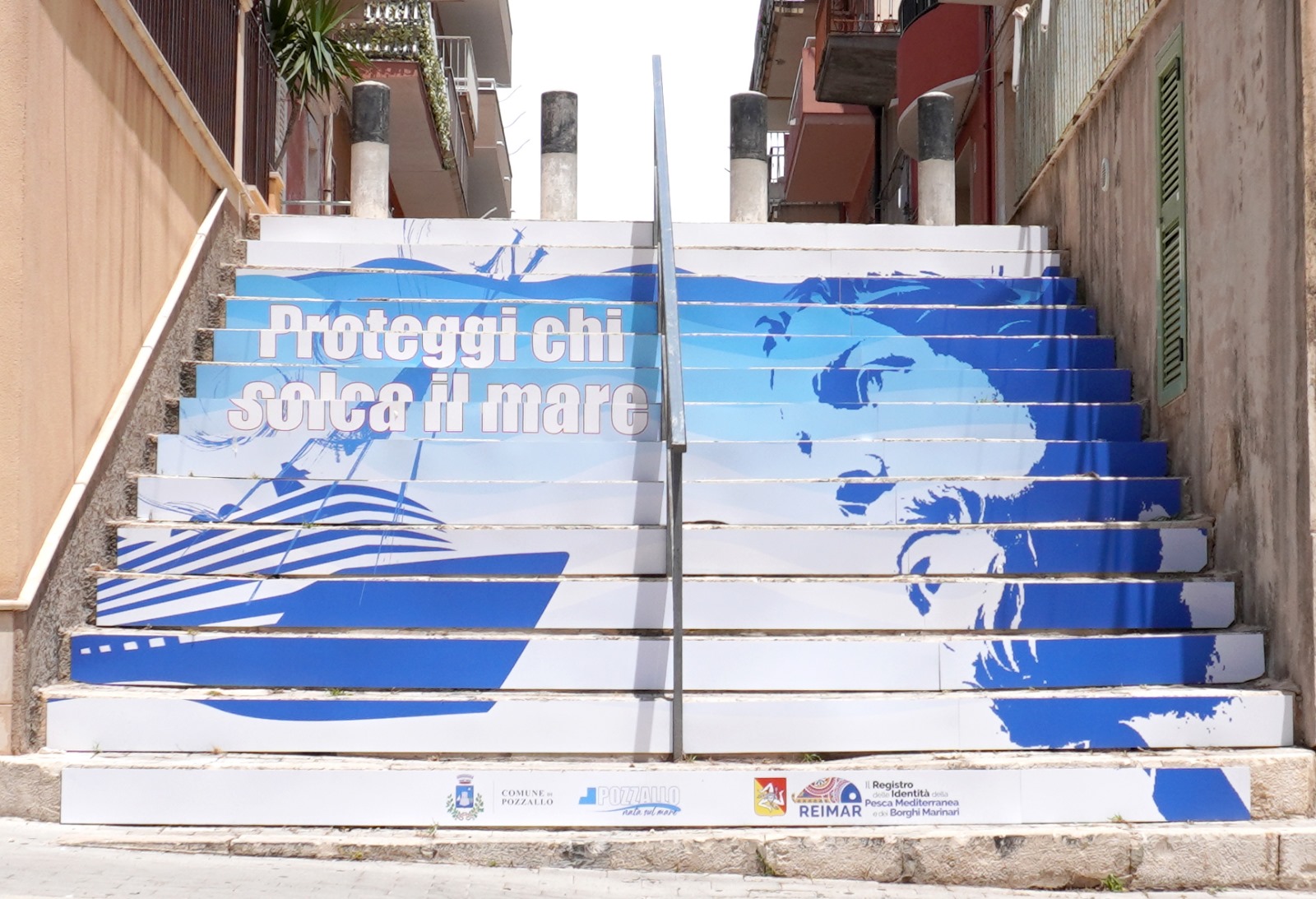 Tributo all’amore per il mare. Pozzallo onora le sue radici con un murales nella scalinata di via Verdi