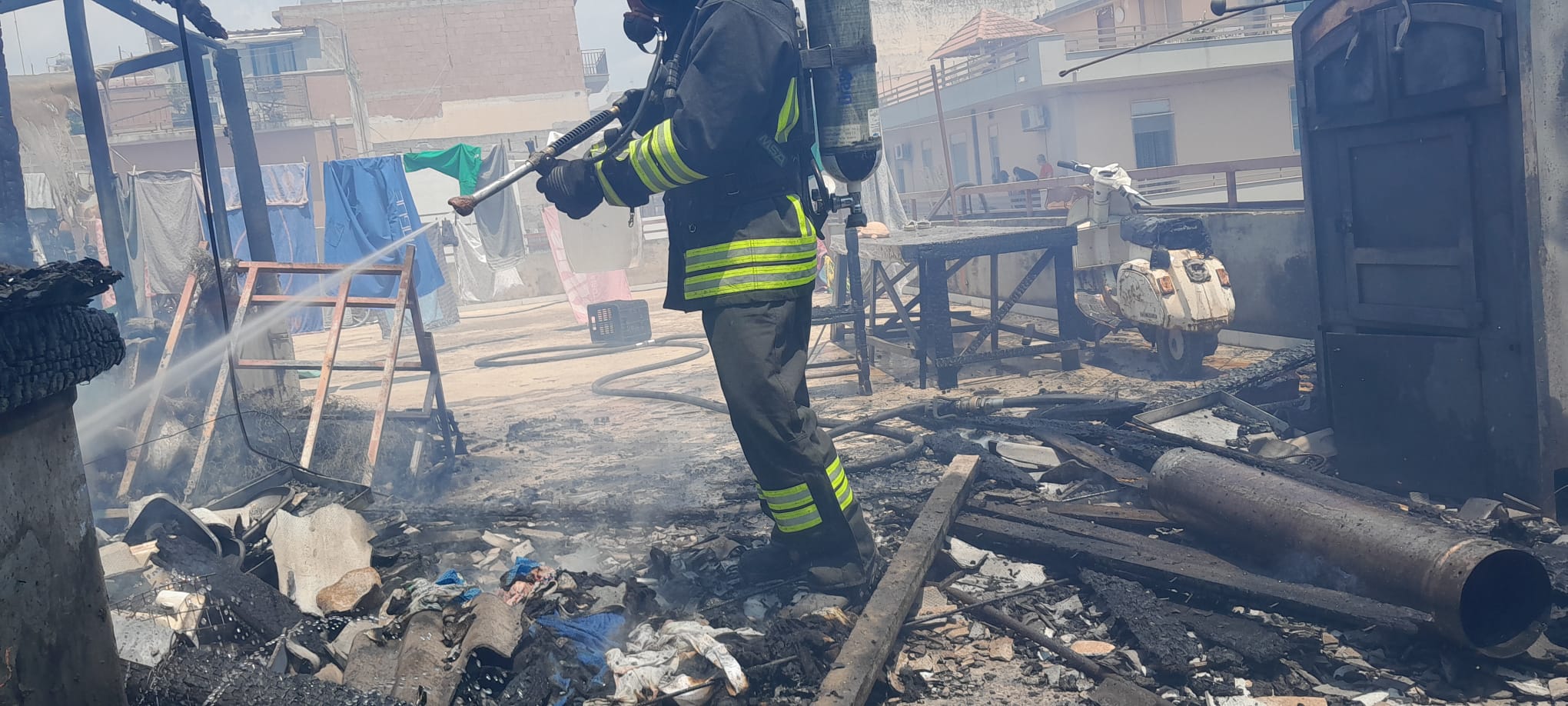 Mansarda in fiamme a Vittoria: paura a pochi passi da una scuola