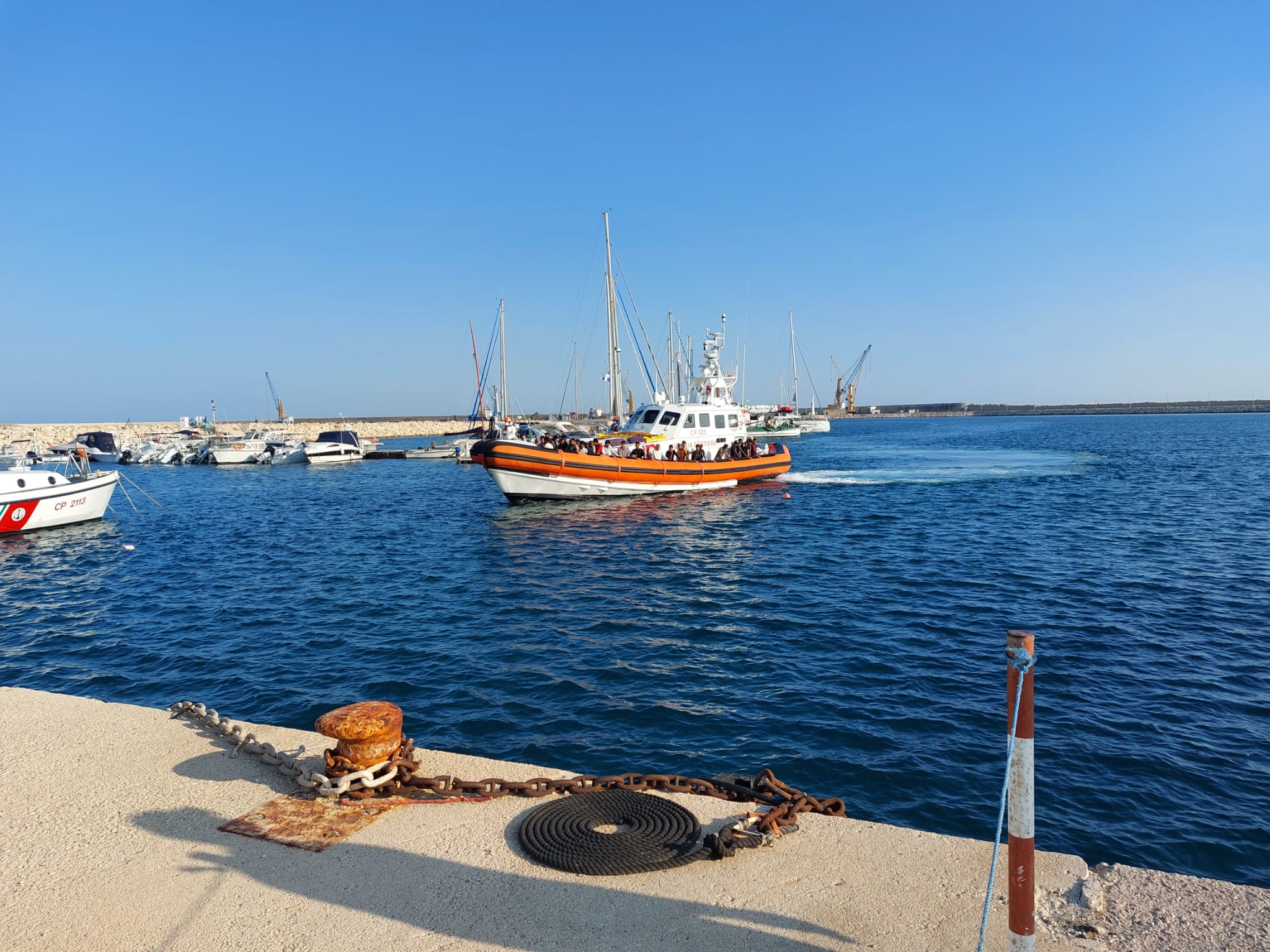 Salvati in extremis 44 migranti al largo di Pozzallo: alla deriva senza cibo né acqua