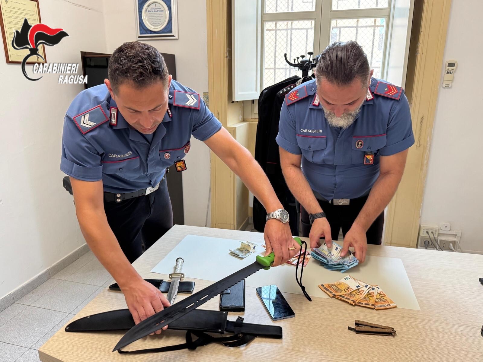 Con un machete in mano rapina due uomini in centro a Ragusa: preso dai Carabinieri