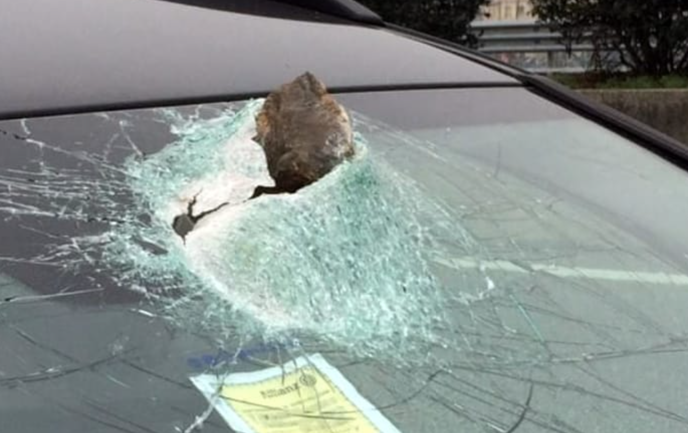 “Una bravata” ma poteva morire qualcuno: due giovani lanciano sassi contro un’auto. Denunciati dai Carabinieri