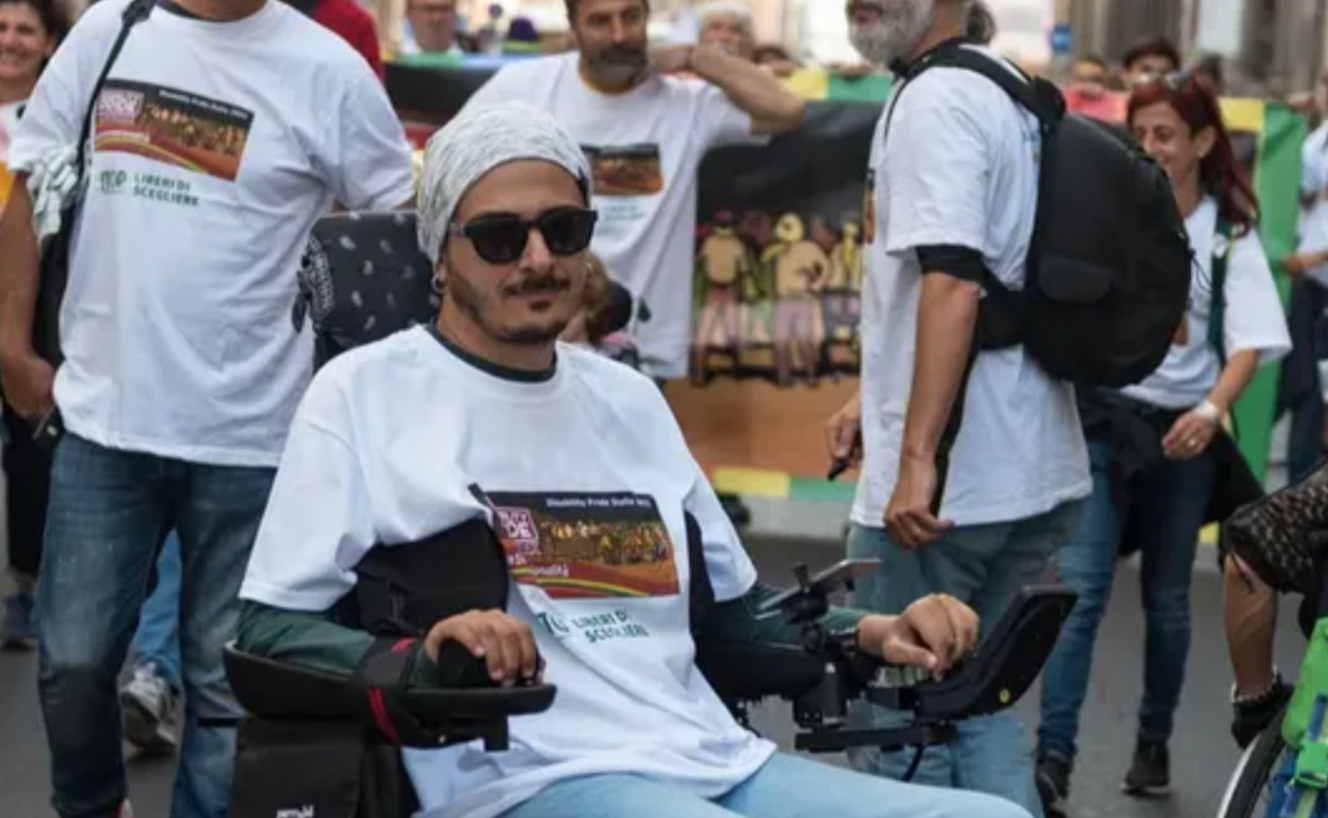 Ha fondato il Disability Pride, ma ora rischia l’isolamento: l’appello disperato di Carmelo “Senza aiuto finirò rinchiuso”