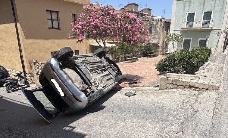 Momenti di paura in via Bixio a Scicli: auto si ribalta, tre feriti