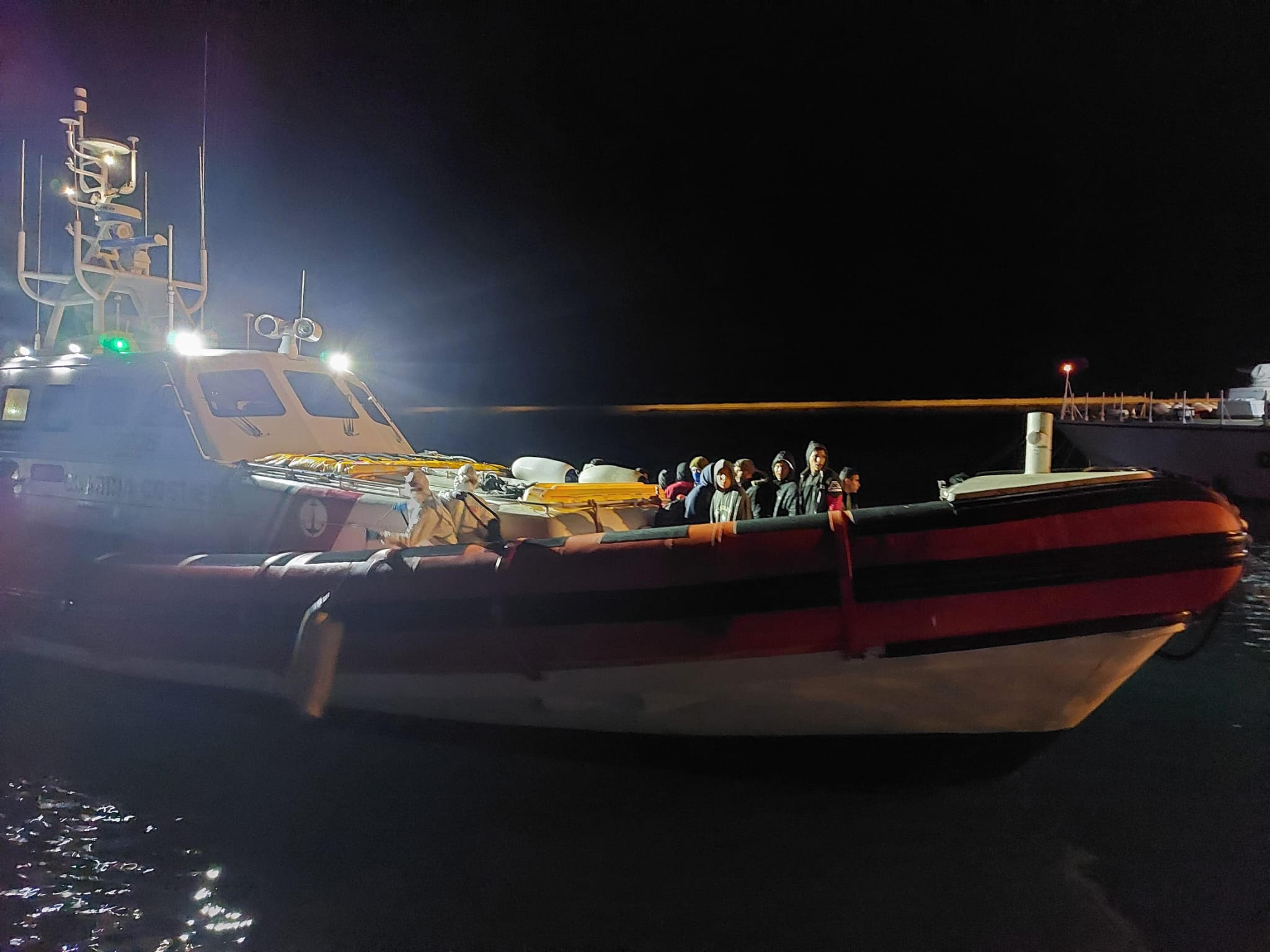Minori tra i 51 migranti salvati nella notte: la Guardia Costiera li riporta a Pozzallo