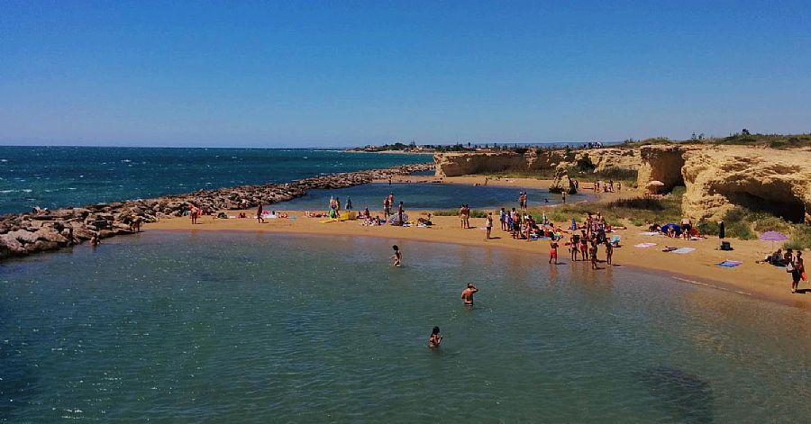Spiagge: sul litorale ispicese vietati i mezzi meccanici, solo pulizia manuale