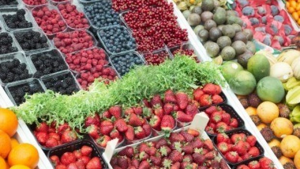 Pomodori, uva e perfino calze: sequestri e sanzioni al mercato di Marina di Ragusa