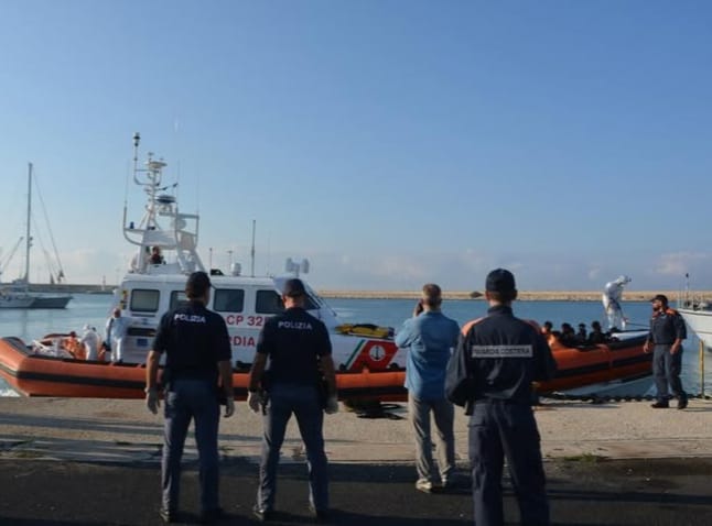 Migranti picchiati durante la traversata: fermati due scafisti a Pozzallo