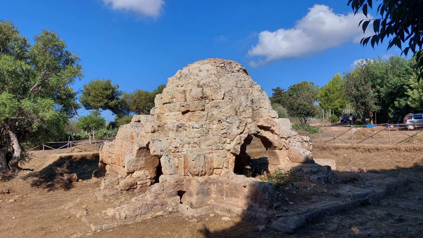 Lavori di scerbatura nelle aree archeologiche iblee. Finalmente