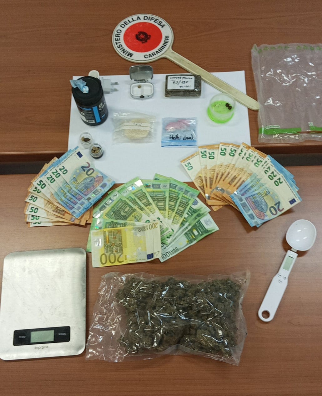 Fermati dopo una giornata al mare: in auto avevano marijuana, MDMA e hashish