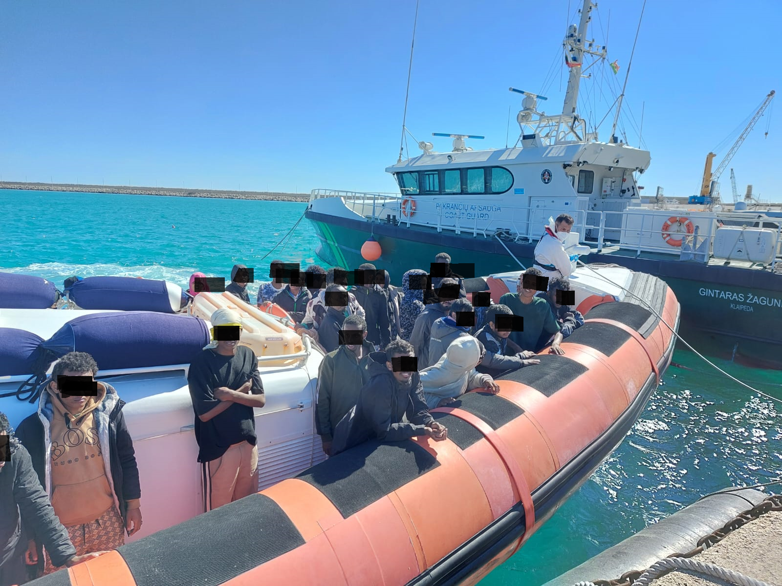 Sbarco all’alba a Pozzallo: in 54 da 7 giorni in mare