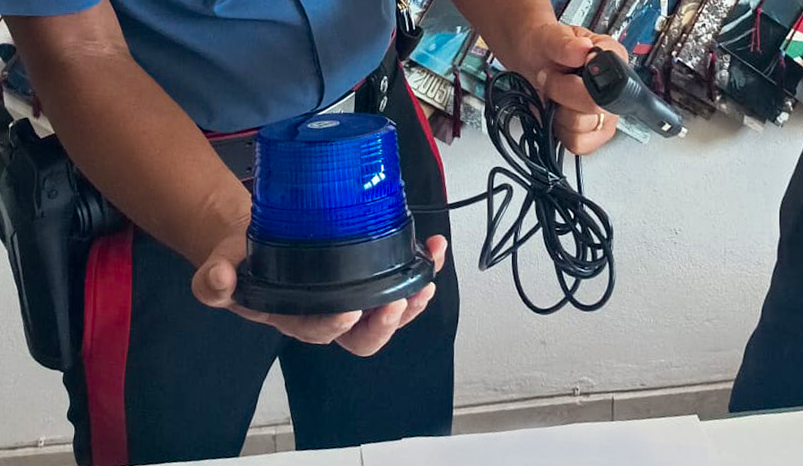 Gira con il lampeggiante della polizia per “goliardia”… e finisce malissimo. Nei guai un 20enne