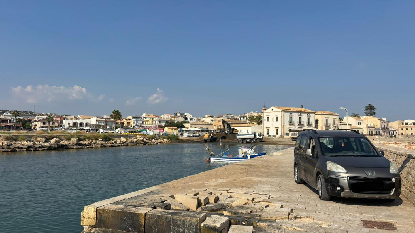 Il porticciolo di Donnalucata si prepara all’estate: fondali ripuliti, sabbia rimossa, lavori quasi finiti