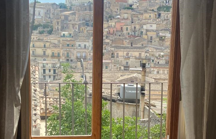 Modica celebra Quasimodo: arte, poesia e memoria lungo l’antica Via Posterla