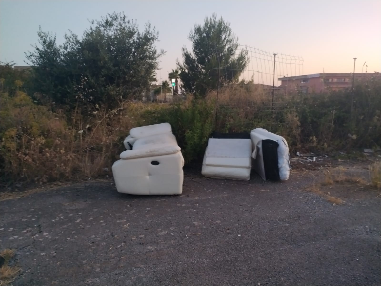 Modica, abbandona divani per strada dopo il rifiuto del CCR: individuato e multato grazie alle telecamere