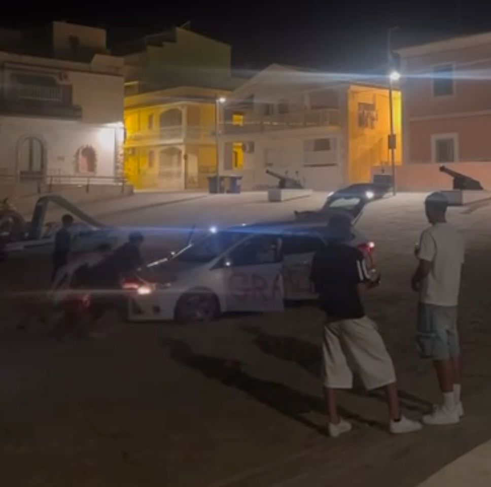 Auto spinta in spiaggia e imbrattata con vernice spray: bravata notturna a Marina di Ragusa