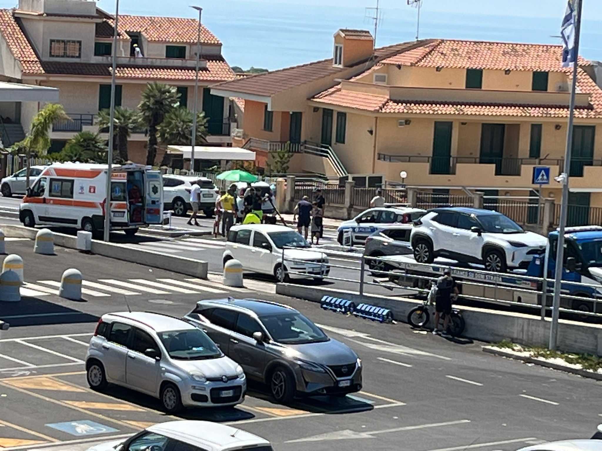 Incidente tra auto e pedone a Marina di Ragusa: “Le strisce pedonali non bastano”