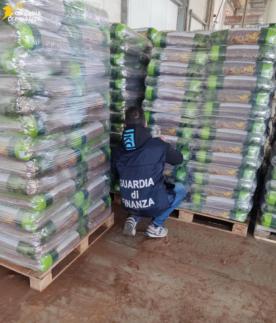 Pellet contraffatto: maxi sequestro da 950 mila euro nel Ragusano