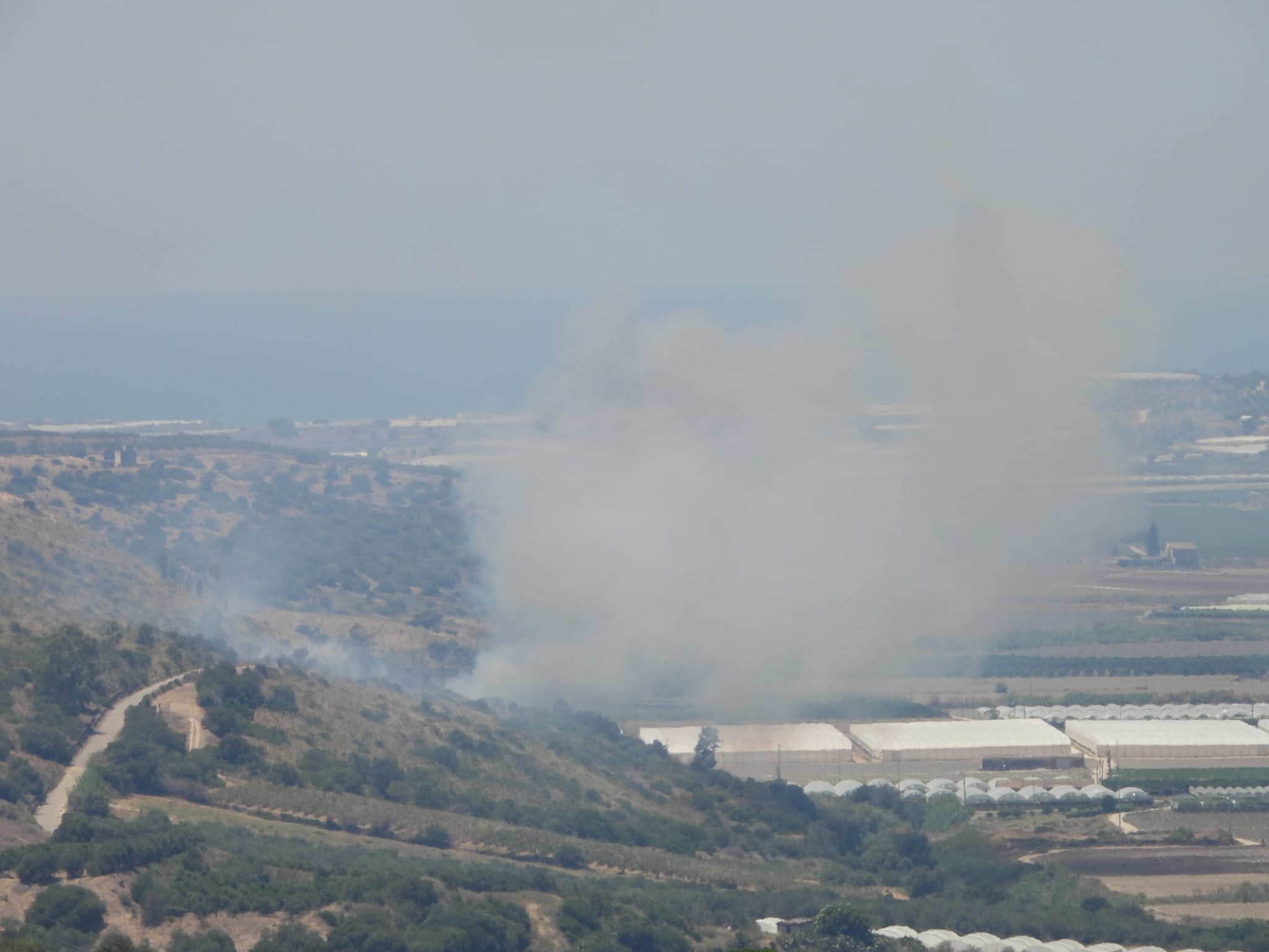 Incendio ad Acate, si teme per strutture private e terreni agricoli