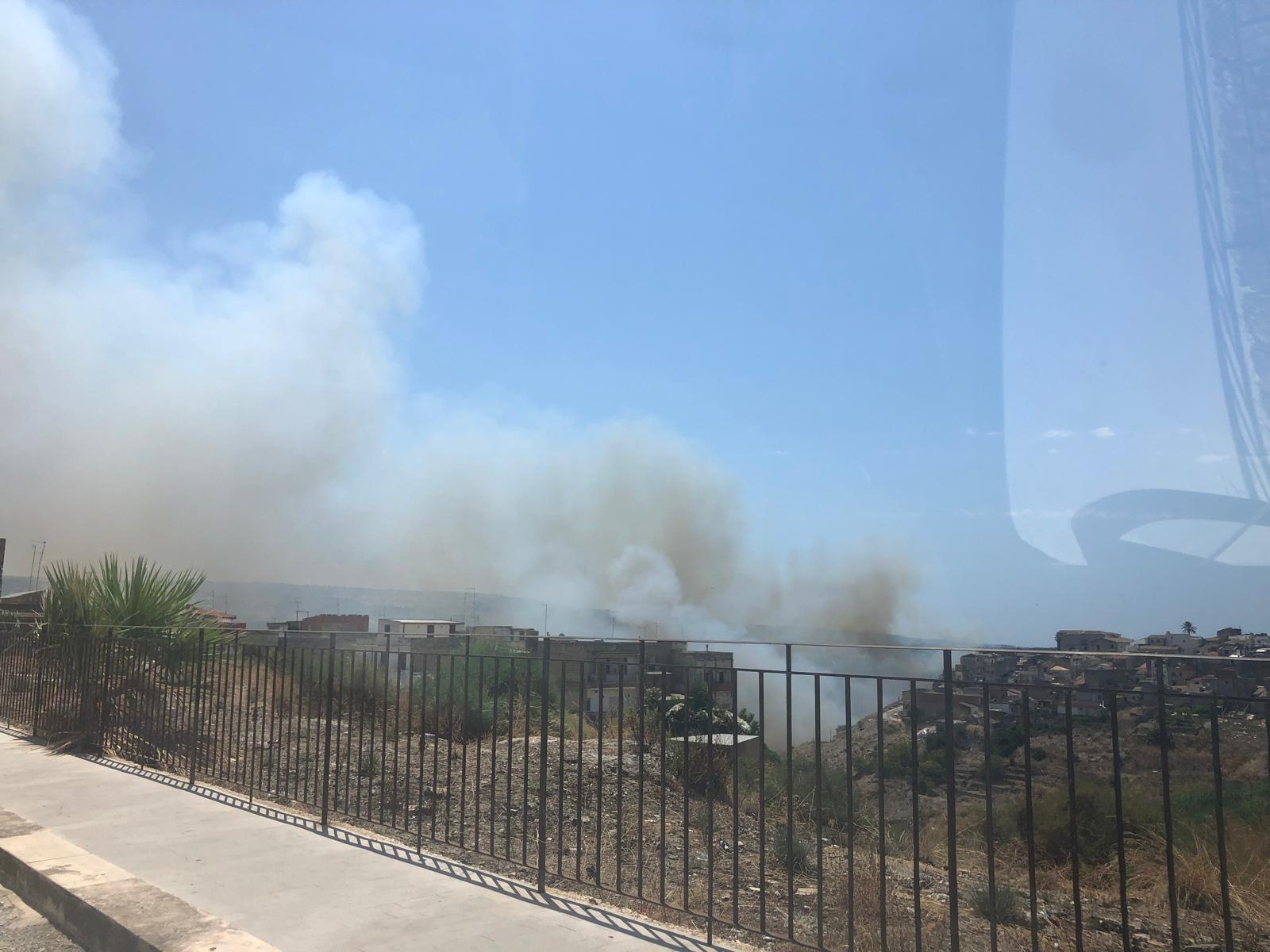 Ancora un incendio nella Valle dell’Ippari: il fuoco mette a dura prova i soccorsi, interviene anche l’elicottero
