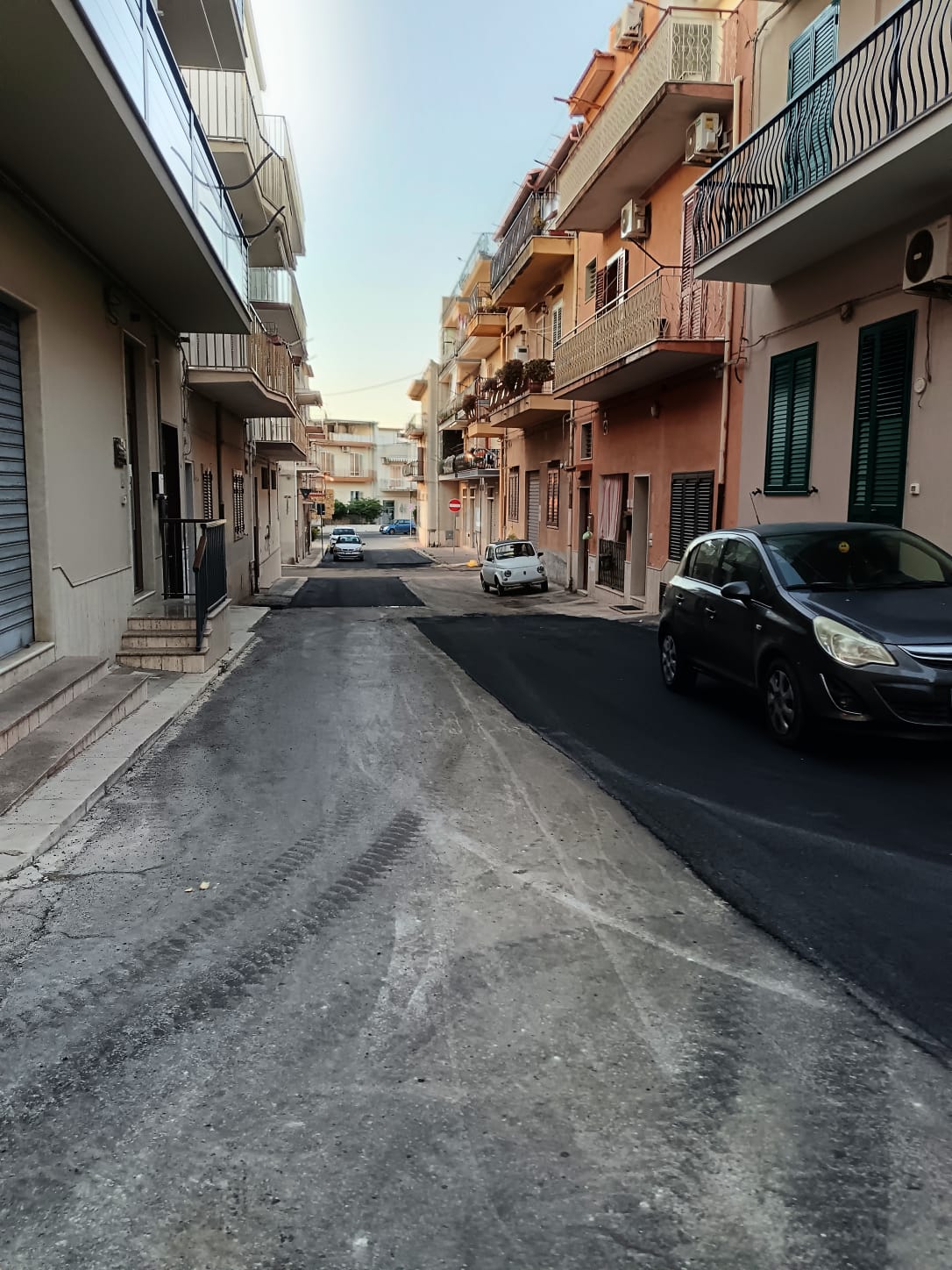 Strade a scacchiera a Jungi: i residenti protestano per il rifacimento “a macchia di leopardo”
