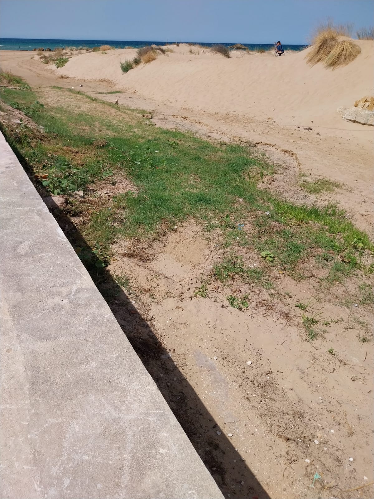 Quel canalone che divide in due Donnalucata: sporco e pieno di erbacce secche limita l’accesso in spiaggia