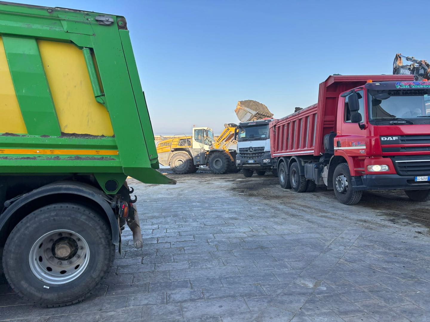 Via la sabbia dragata al porto di Donnalucata