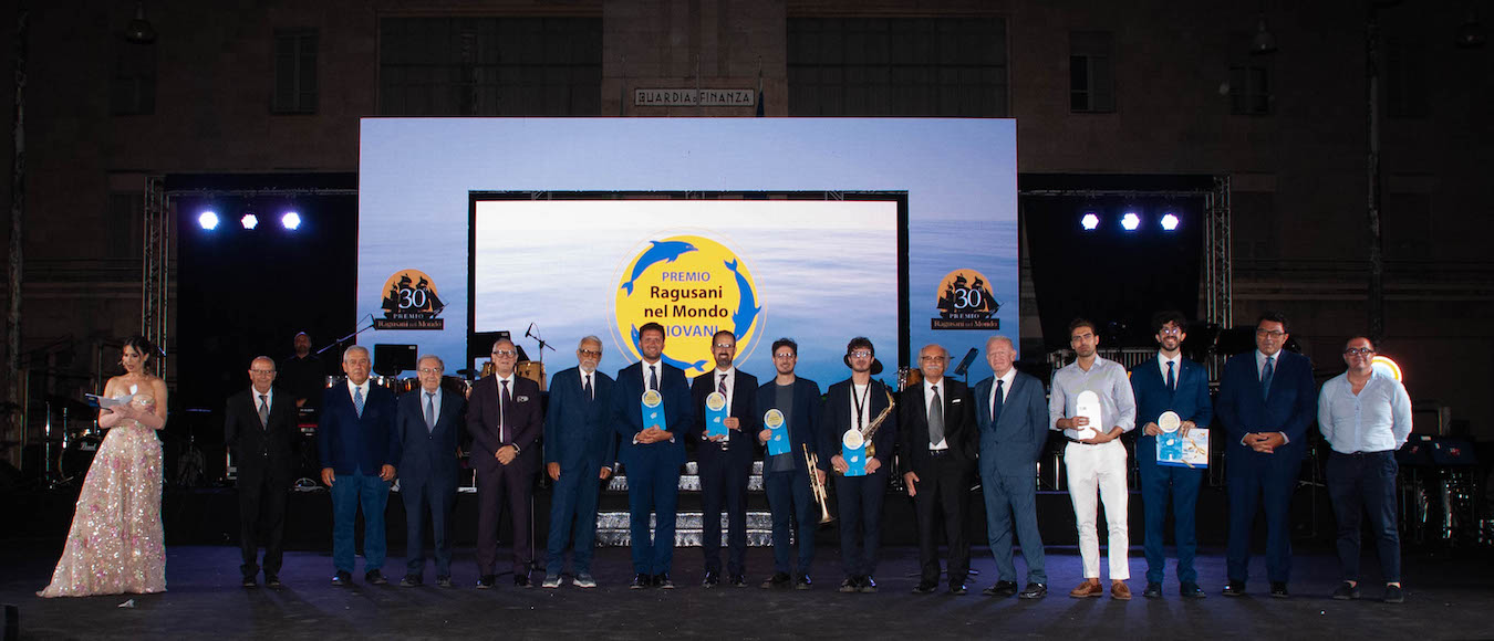 Premio Ragusani nel Mondo, un ponte di emozioni lungo trent’anni: giovani, memoria e talento accendono piazza Libertà