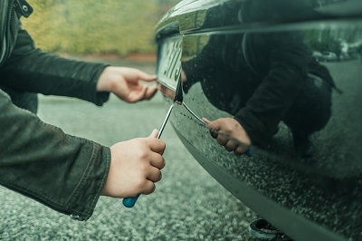 Colto sul fatto mentre smonta le targhe dell’auto rubata, arrestato: stanato grazie al GPS